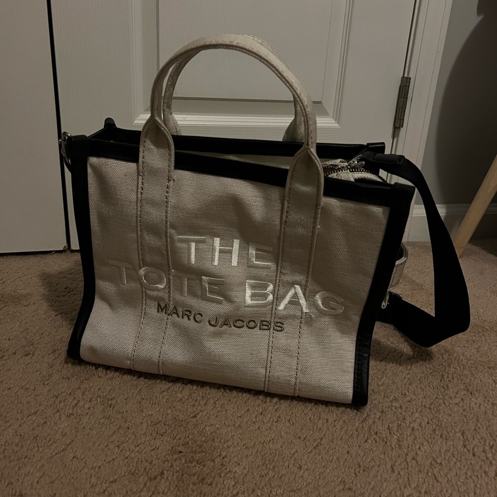 The Medium Tote Bag.